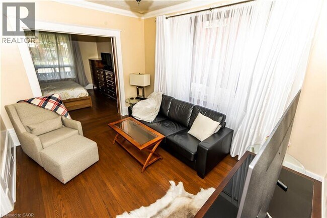 Photo - 408 Wellington St N