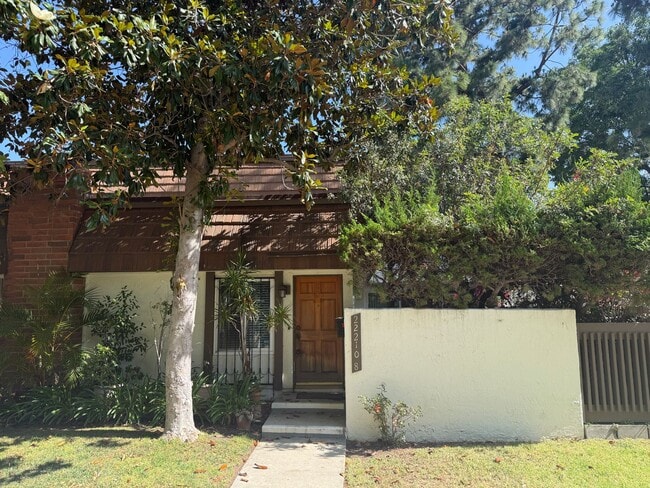 Building Photo - 3 Bedroom Condo for Rent in Chatsworth.