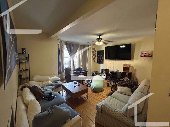 Building Photo - Don't miss out on this 6 bed 2 bath in Mission Hill...