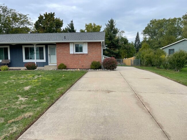 Building Photo - 5815 Country View Dr Unit 5815 Country View