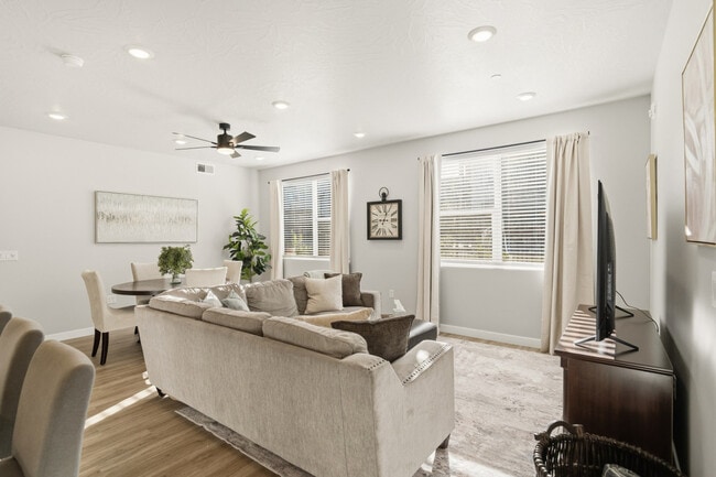 Building Photo - 206 N Chapparell Dr