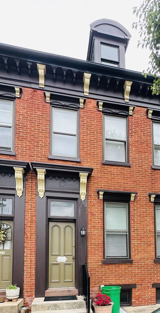 Building Photo - Two Bedroom House, Downtown Area