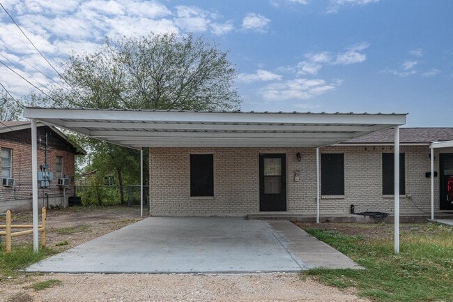 Building Photo - 504 W 7th St