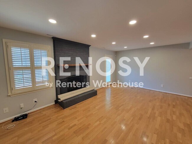 914 Wildwood Square Ct