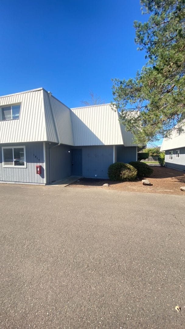 Photo - (526) Halpert Duplex - 4 Bedroom / 2 Bathroom Unit 1417 (UGF)