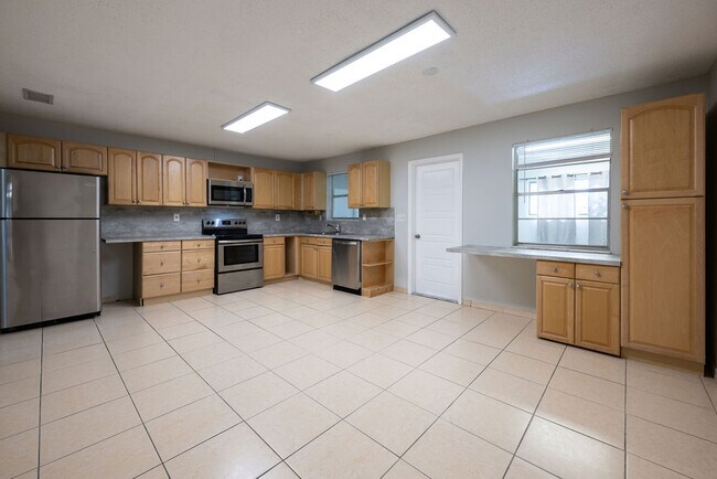Photo - 331 NE 49th St