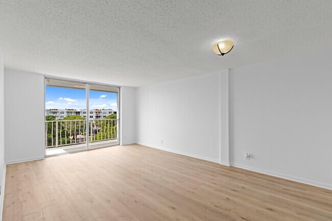 Photo - 480 Executive Center Dr Unidad 5i