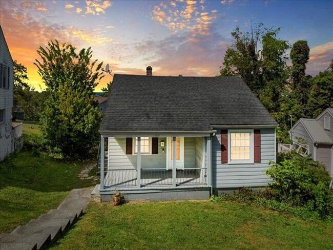 Building Photo - Radford, 3 BR / 2 BA, Available NOW