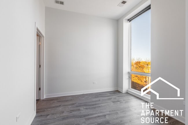 Photo - 2247 W Lawrence Ave