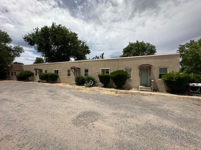 Building Photo - 1 Bedroom Apt in town. Water and trash included