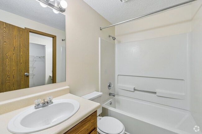 2BR, 1BA - 900SF - Primary Bathroom