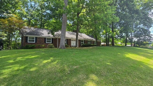 Building Photo - 4 Bed/2.5 Bath Brick Home - Kingsport TN