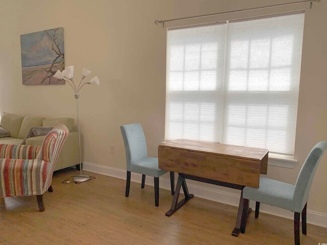 Photo - 911 Algonquin Dr