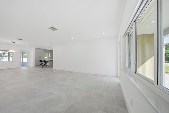 Photo - 2001 NE 17th Way