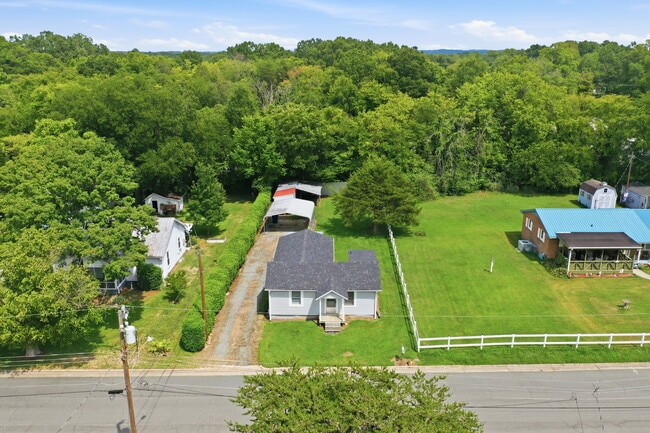 Photo - 715 Larry Ave