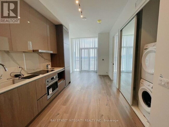 Photo - 28 Interchange Wy Unité 1911