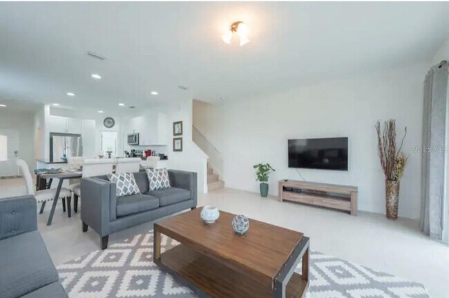 470 Lake Shore Pkwy