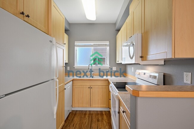 Quiet Townhouse 2 Beds 1.5 Bath Available for Rent!