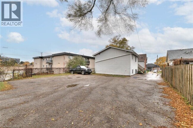 Photo - 839 Stirling Ave S