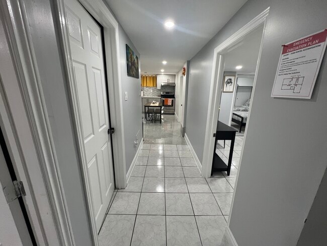 Building Photo - 11 Queen St S