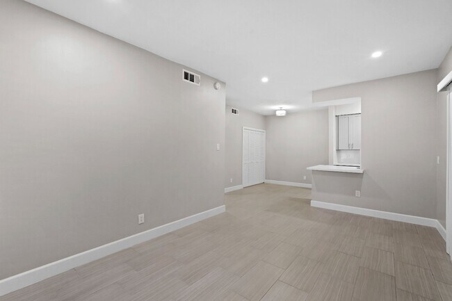 Photo - 2300 Augusta Dr Unidad True