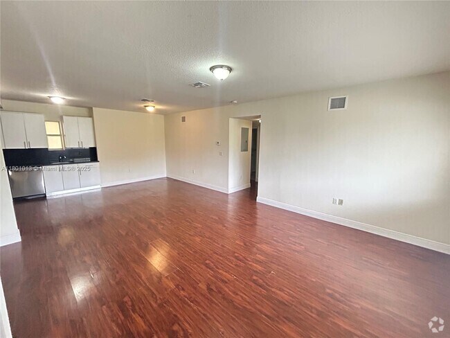 Building Photo - 2880 Pine Tree Dr Unit 7 Rental