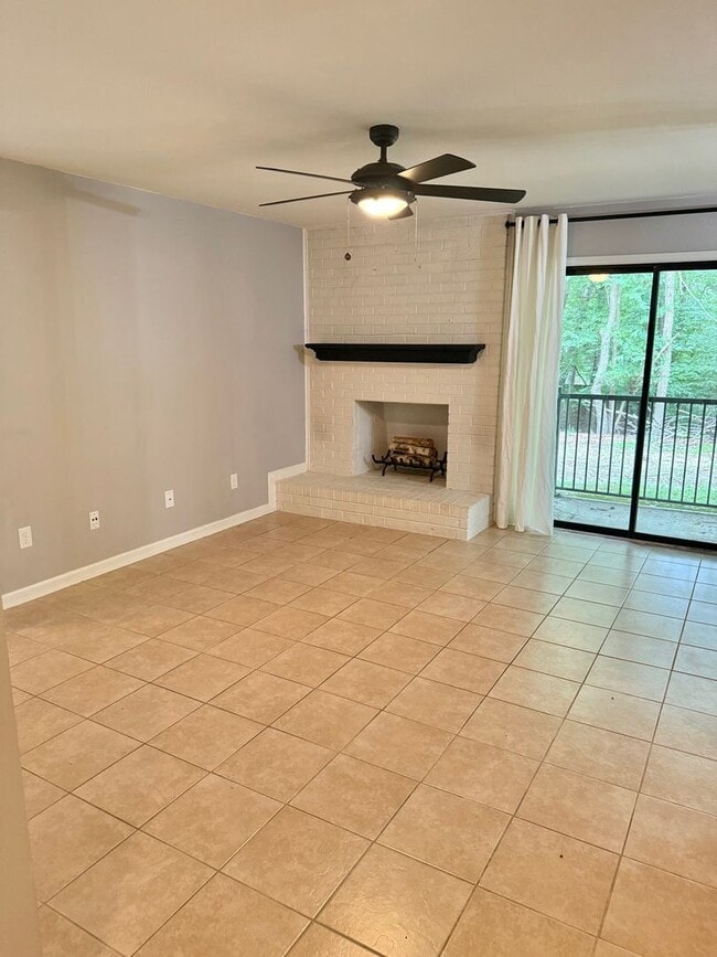 Building Photo - Fully Renovated 2 Bed, 2 Bath Ground-Floor... Rental