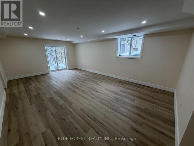 Photo - 370 Jonathan St