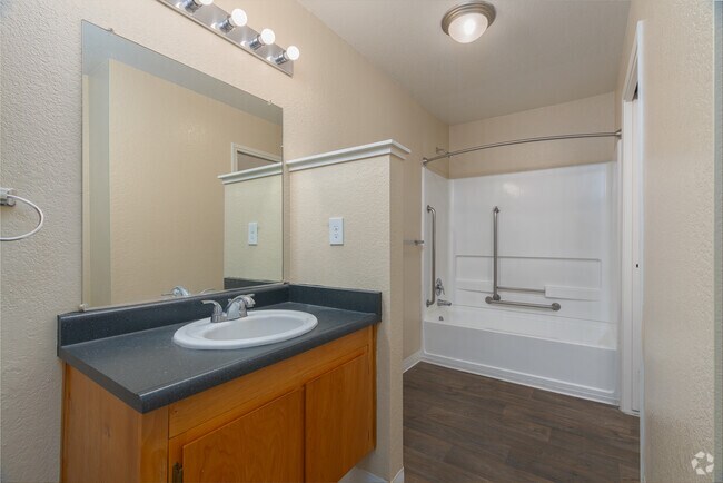 1BR, 1BA - 750SF - Bathroom