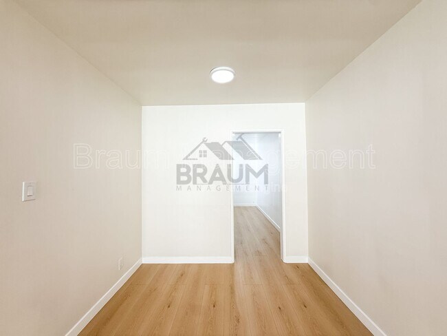 Photo - 7333 Woodman Ave Unidad 11