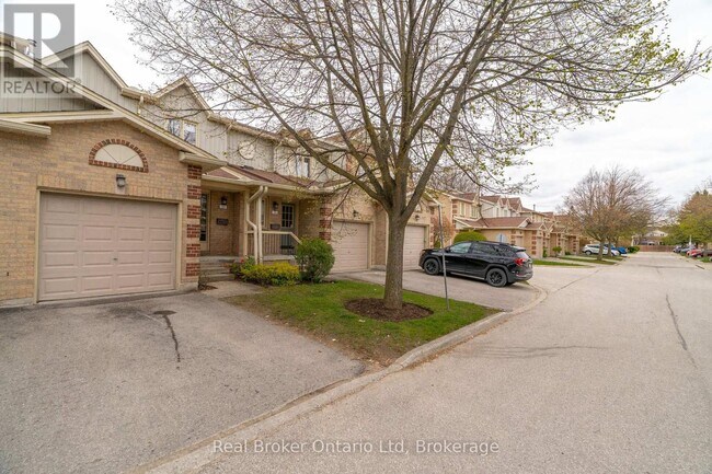 Photo - 302 College Ave W