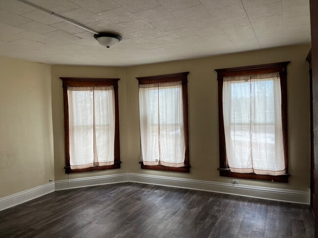 Photo - 723 W 5th St