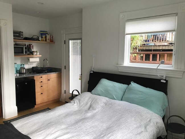 Photo - 932 Delaware St Unidad Charming Studio with Kitchenette