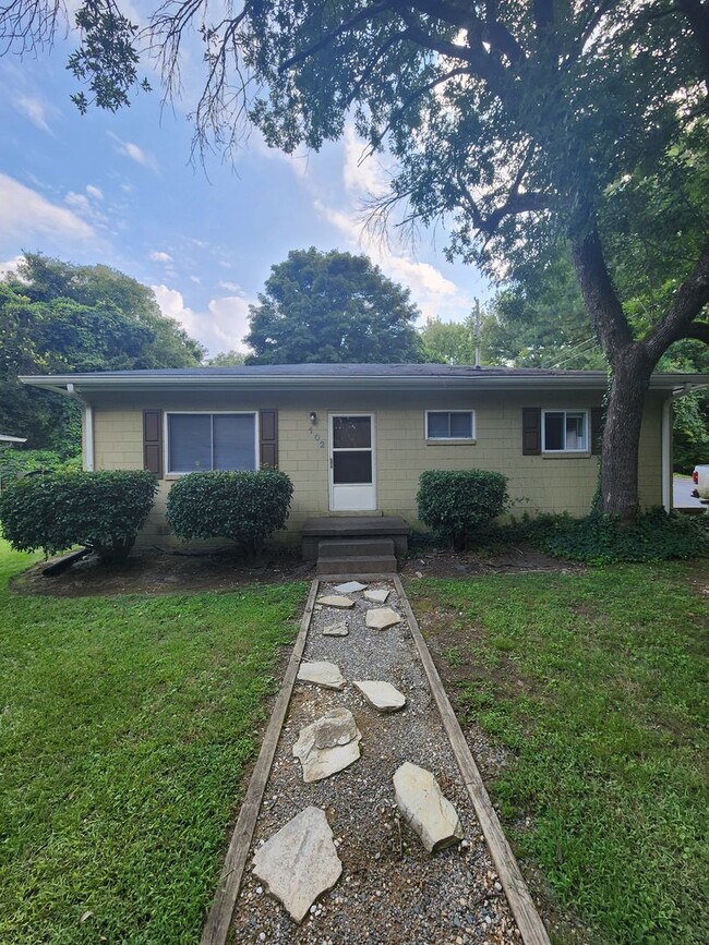 Chapel Hill / House off of Franklin Street... - Chapel Hill / House off of Franklin Street...