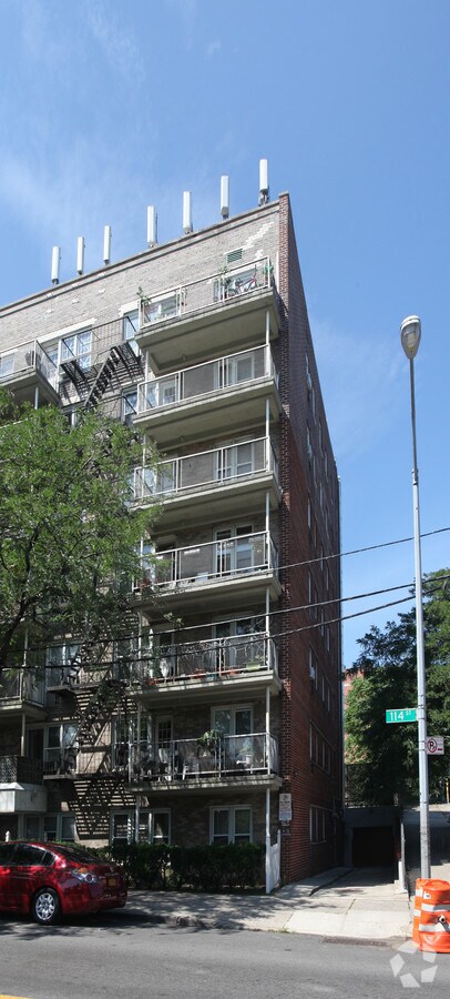 Photo - 39-06 114th St