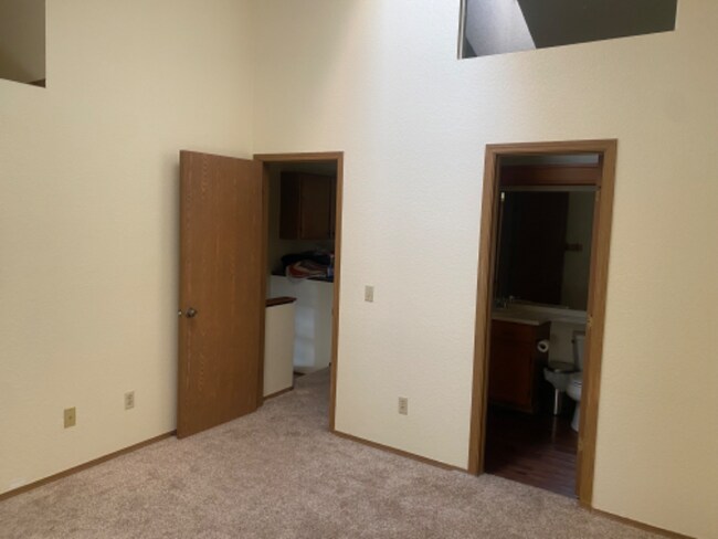 Photo - 8892 Brompton Way