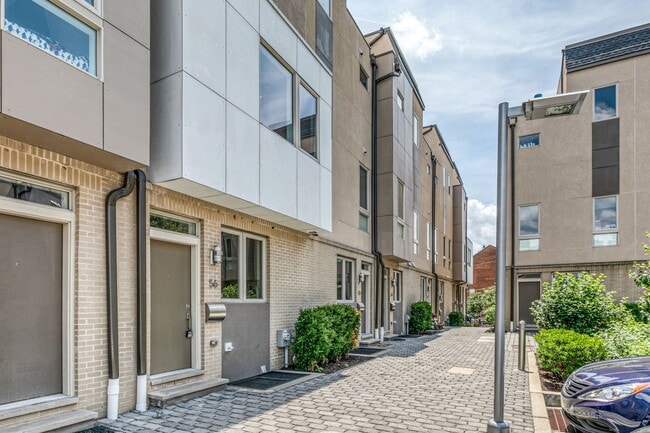 Building Photo - Queen Village Townhome with Parking