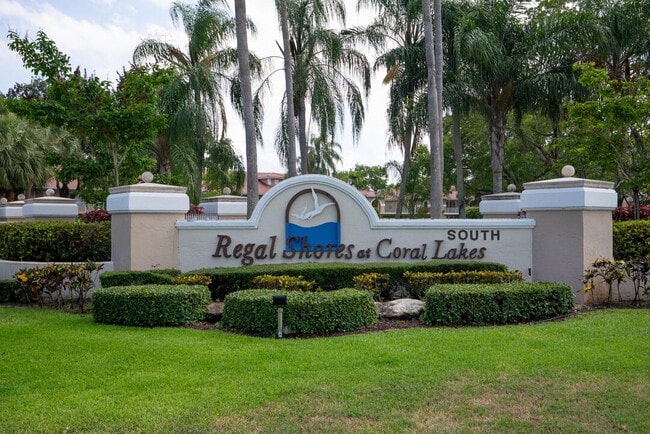 Building Photo - 5952 Regal Glen Dr Unit 103
