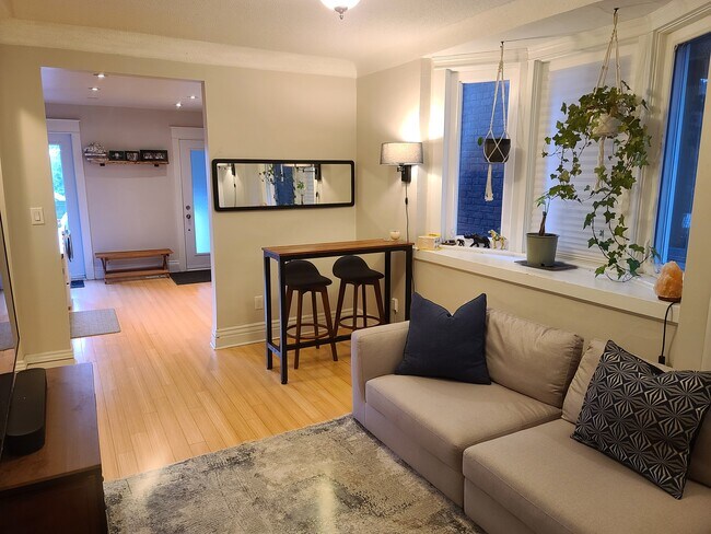 1235 Gerrard St E Unit Main Flr