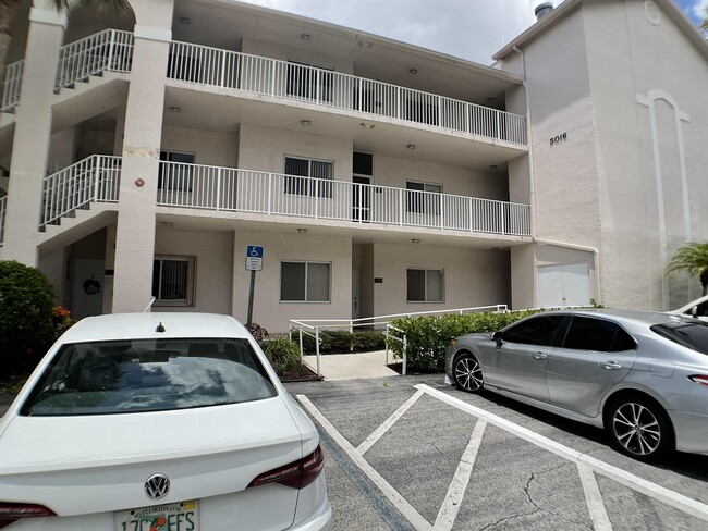 Building Photo - 5016 Rose Hill Dr Unit 2-303 Rental