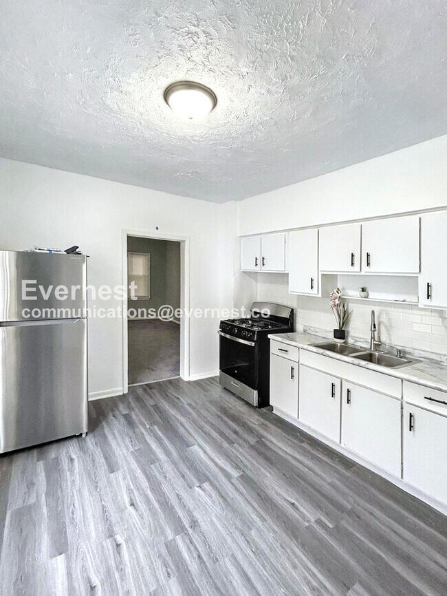Photo - 1079 E 68th St Unidad 1