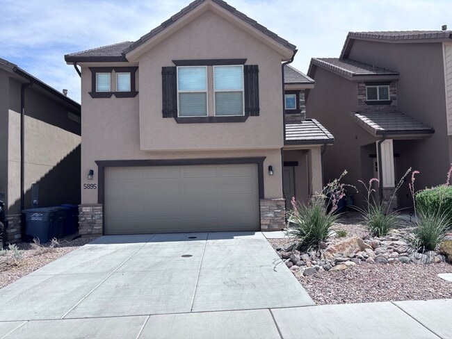 Building Photo - 4 bed | 2 1/2 bath | 2 car garage in Deser... Rental