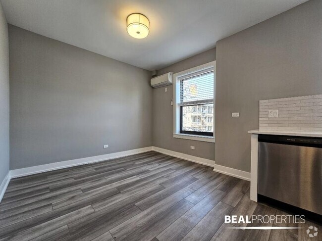 Building Photo - 2 bedroom in CHICAGO IL 60613 Unit E2 Rental