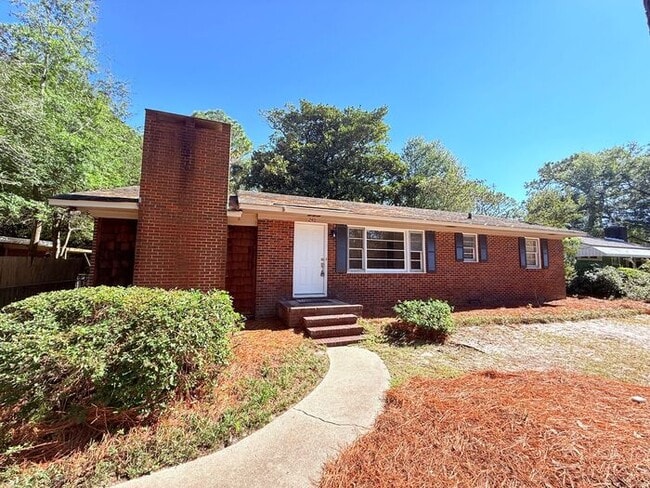Building Photo - RENT SPECIAL! 3-4 BR Home! Large Brick hom...