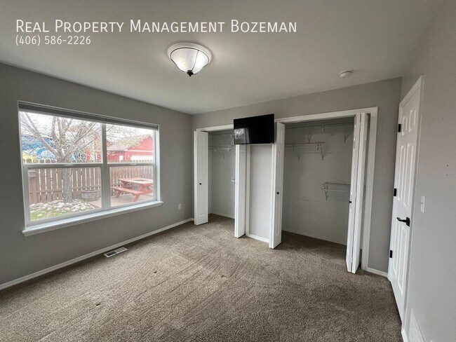 Photo - 452 Woodman Dr