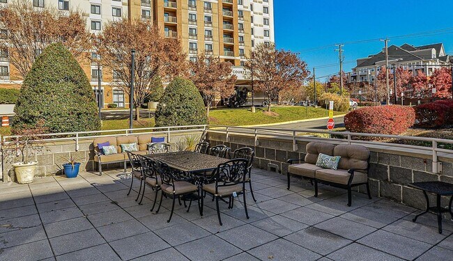 Common Courtyard - 2726 Gallows Rd Unit 1302