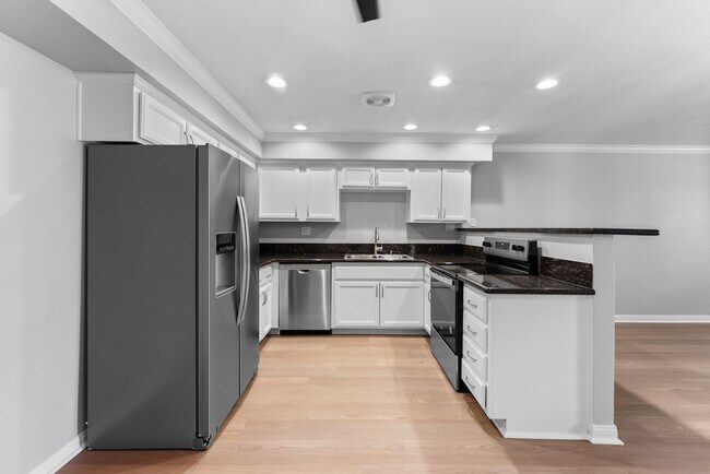 Photo - Twin Pines Apartments