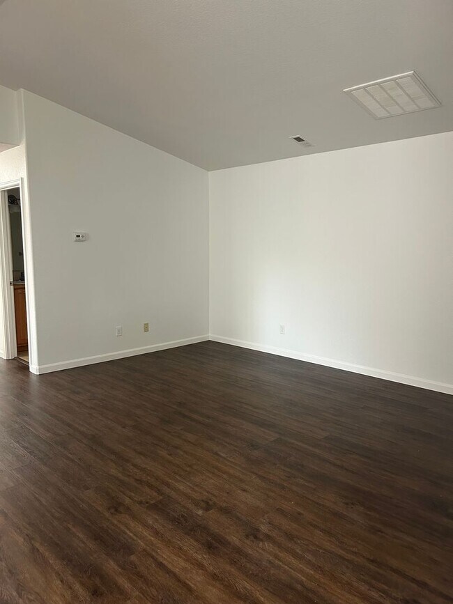 Photo - (870) College Street Duplex - 3 Bedroom / ... Unit 506