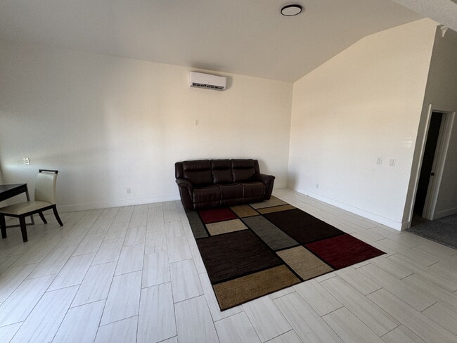 Photo - 150 Metropolitan Dr