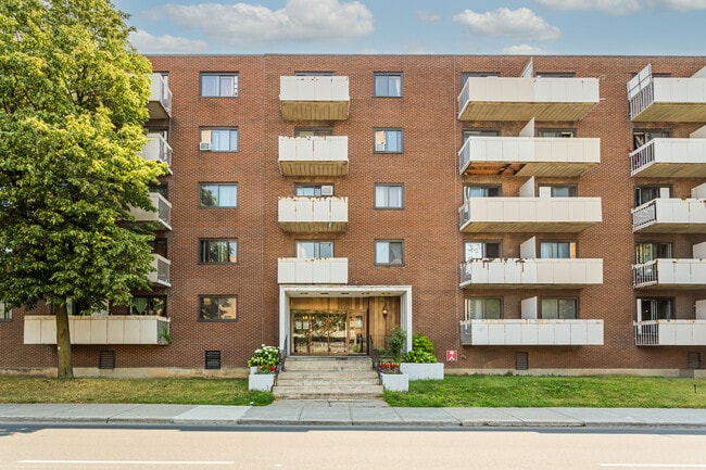 Building Photo - 1300 Boul De La Cote-Vertu